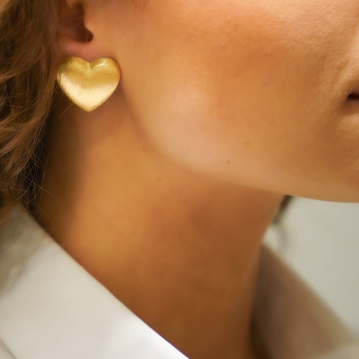 Stud Earrings Brushed Heart - Ohrringe - 18k vergoldet